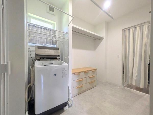 大字江無田　戸建ての独立洗面台|洗面所はシンプルで機能的な空間です。収納が充実しており使いやすさが感じられます。洗濯機置き場も設けられており家事動線が考えられています。清潔感のある内装が特長です。
