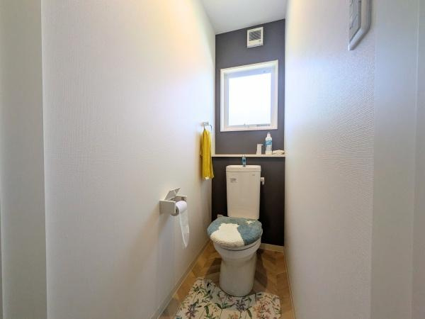 大字江無田　戸建てのトイレ|明るい光が差し込む空間で清潔感のあるトイレです。壁のアクセントカラーが印象的です。収納スペースも備わっています。シンプルで使いやすいデザインです。