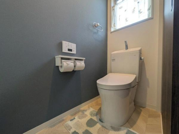 大字江無田　戸建てのトイレ|落ち着いた色合いの壁が印象的なトイレです。小窓から自然光が入り明るさを感じられます。ダブルペーパーホルダーが設置されていて便利です。シンプルな内装で清潔感があります。