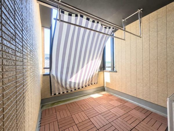 大字江無田　戸建ての玄関|玄関は明るくドアに縦長の採光窓がついているため自然光が入りやすい印象です。収納スペースも備わっており使い勝手の良さが感じられます。床は掃除しやすいタイル仕様になっています。