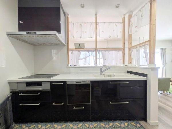 大字江無田　戸建てのキッチン|モノトーンカラーが印象的なキッチンです。収納が豊富で片付けに便利です。IHクッキングヒーターが設置されているためお掃除も簡単です。開放感のあるカウンターと窓からの採光が明るい印象を与えます。