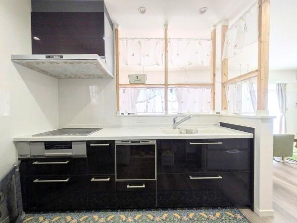大字江無田　戸建てのキッチン|モノトーンカラーが印象的なキッチンです。収納が豊富で片付けに便利です。IHクッキングヒーターが設置されているためお掃除も簡単です。開放感のあるカウンターと窓からの採光が明るい印象を与えます。