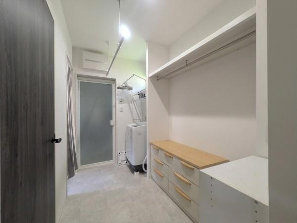 大字江無田　戸建ての独立洗面台|ゆとりのある空間で動線もスムーズになっています。洗濯機置き場もあり便利です。