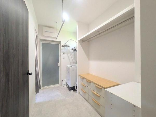 大字江無田　戸建ての独立洗面台|ゆとりのある空間で動線もスムーズになっています。洗濯機置き場もあり便利です。