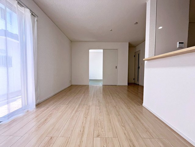 新築戸建・新築建売　福島市松木町第1　福島第二小・福島第二中の居間・リビング|キッチンの前にダイニングテーブルを設置すれば、お料理の配膳もスムーズです！