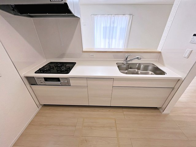 新築戸建・新築建売　福島市松木町第1　福島第二小・福島第二中のキッチン|キッチンはカウンターになっているのでリビング全体を見渡すことができます！