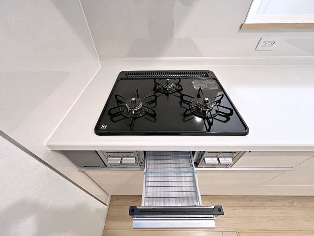 新築戸建・新築建売　福島市松木町第1　福島第二小・福島第二中のキッチン|3口コンロ+グリルで同時に複数お料理ができ効率よく進められます！