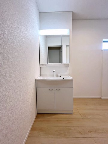 新築戸建・新築建売　福島市松木町第1　福島第二小・福島第二中の独立洗面台|三面鏡洗面台で朝の身支度もしやすい＆収納力も◎洗面台に物を置かずすっきり清潔に保つことができます！