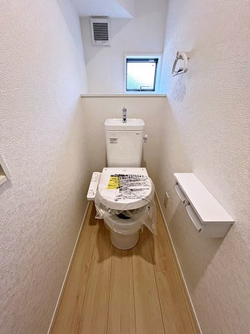 新築戸建・新築建売　福島市松木町第1　福島第二小・福島第二中のトイレ|白を基調としており小窓で換気ができるので清潔感のある空間。ペーパーホルダーが2つあるのも便利です！