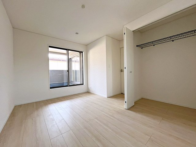 新築戸建・新築建売　福島市松木町第1　福島第二小・福島第二中の洋室|7.2帖の洋室はバルコニーに面しており南側の窓から太陽の日差しが入る明るいお部屋です！