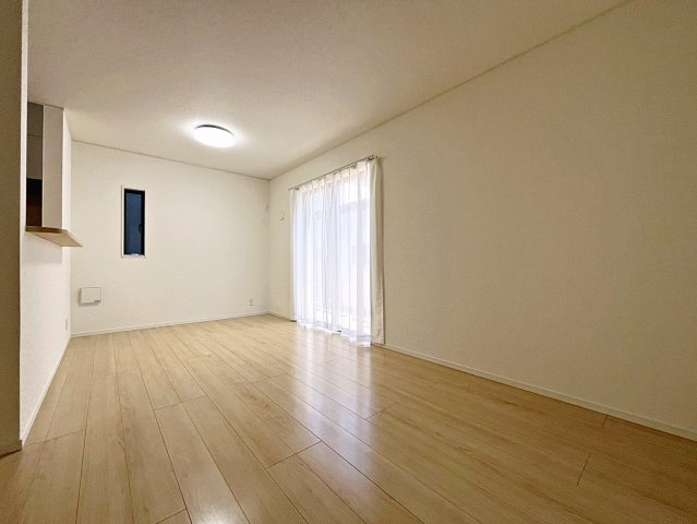 新築戸建・新築建売　福島市松木町第1　福島第二小・福島第二中の居間・リビング|南側の大きな窓から日差しが入り明るいリビングはご家族皆さんの憩いの場です！