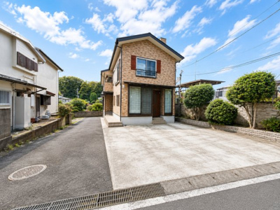 【外観】 | ◆旭区下川井町　中古戸建◆ | ◆堂々たる趣ながら、主張し過ぎずどこか余裕を感じさせるシャープなフォルムで佇む邸宅は、晴天の空と照らし合わせる事で、本来あるべき完成形の姿を見せてくれます。（AI加工済み）