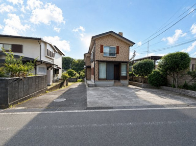 【前面道路含む現地写真】 | ◆旭区下川井町　中古戸建◆ | ◆爽やかな青空の下に贅沢なほどに降り注ぐ陽光、豊かな居住性と、クオリティが見事に調和した住空間は、住まうことの喜びを感じさせてくれます。ゆとりある広い敷地で開放的なお住まいです。（AI加工済み）