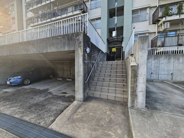 ヒルズ御影山手の駐車場