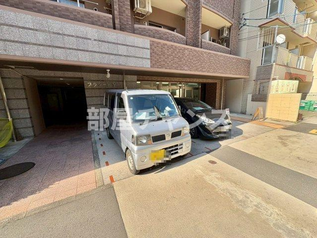 プラシード　Y’sの駐車場