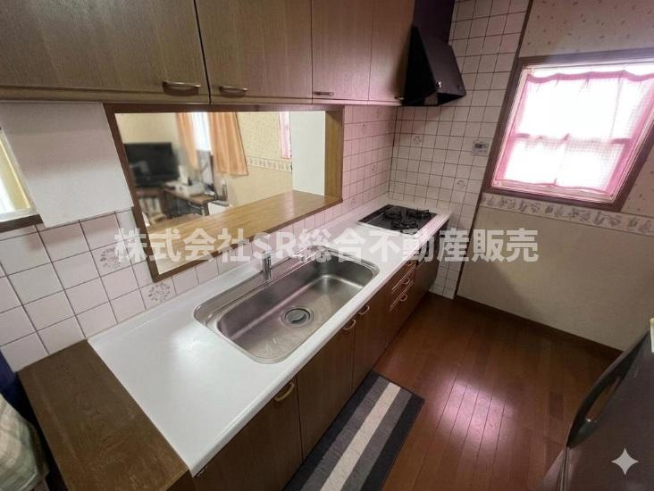 吉田4丁目中古戸建のキッチン|キッチンは人気の高いカウンターキッチン♪ご家族の様子を見ながらお料理できます！