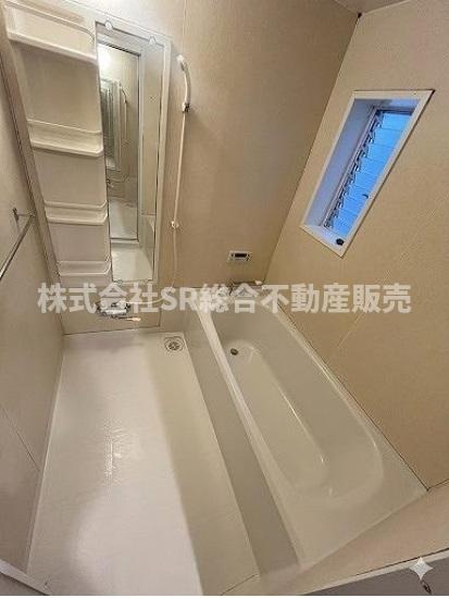 吉田4丁目中古戸建の浴室|足を伸ばして浸かれる浴槽です♪