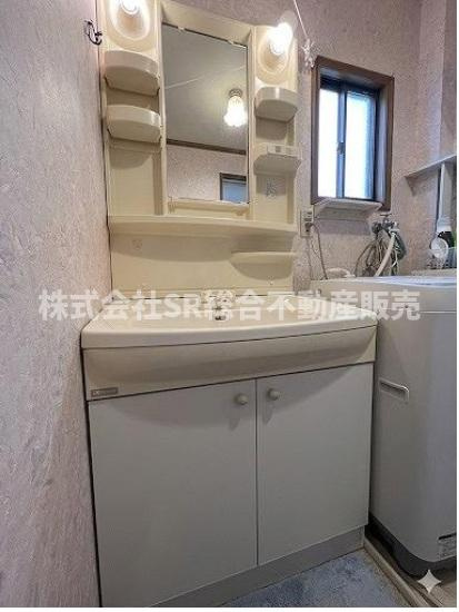 吉田4丁目中古戸建の独立洗面台|独立洗面台、小物を置くことができて便利です