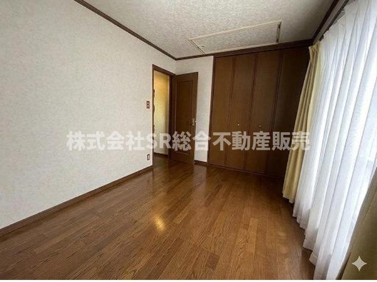 吉田4丁目中古戸建の洋室|3F・洋室7.5帖。屋根裏収納もクローゼットもあり収納容量はたっぷりです♪