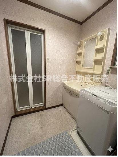 吉田4丁目中古戸建の脱衣所|室内洗濯機置場もあり清潔感のある脱衣場です♪