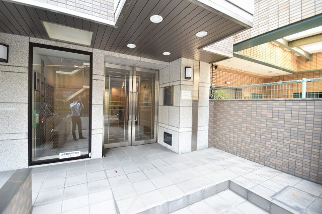 大阪市中央区内淡路町１丁目の賃貸マンションのエントランス