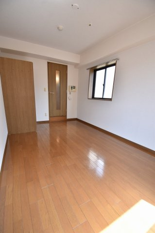 大阪市中央区内淡路町１丁目の賃貸マンションの居間・リビング|中部屋は小窓無し