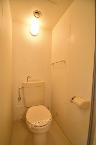 大阪市中央区内淡路町１丁目の賃貸マンションのトイレ