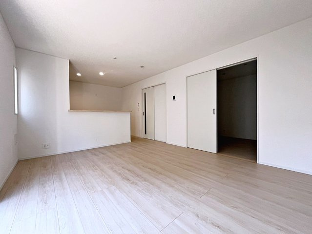 新築戸建・新築建売　福島市松木町第1　福島第二小・福島第二中の居間・リビング|キッチンの前にダイニングテーブルを設置すれば、お料理の配膳もスムーズです！