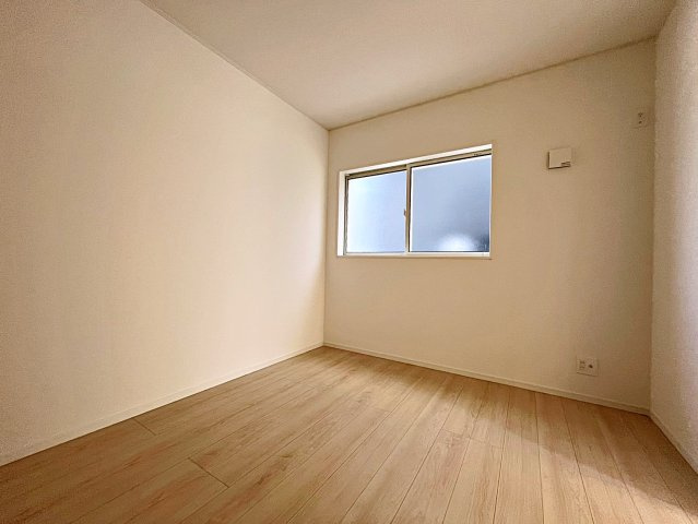 新築戸建・新築建売　福島市松木町第1　福島第二小・福島第二中の洋室|リビングの隣には5.2帖の洋室がありお子様の遊び場や来客時の客間などに便利です！