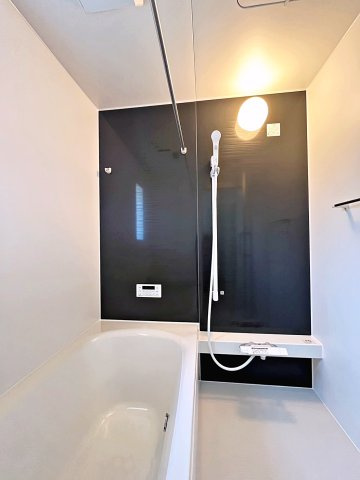 新築戸建・新築建売　福島市松木町第1　福島第二小・福島第二中の浴室|浴室乾燥機付きで小窓がついているので簡単に換気が可能です！洗濯物干しもできるので便利！
