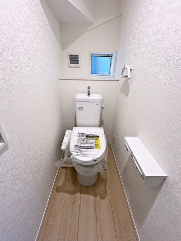 新築戸建・新築建売　福島市松木町第1　福島第二小・福島第二中のトイレ|白を基調としており小窓で換気ができるので清潔感のある空間。ペーパーホルダーが2つあるのも便利です！