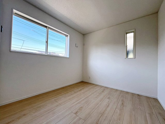 新築戸建・新築建売　福島市松木町第1　福島第二小・福島第二中の洋室|5.7帖の洋室は北側の窓から一定した柔らかい光が入り、PC作業や読書などにも最適なお部屋です！