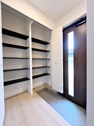 新築戸建・新築建売　福島市松木町第1　福島第二小・福島第二中の玄関|大容量のシューズボックスがあり収納豊富な玄関スペース。玄関ドアから日差しが入り明るいです！