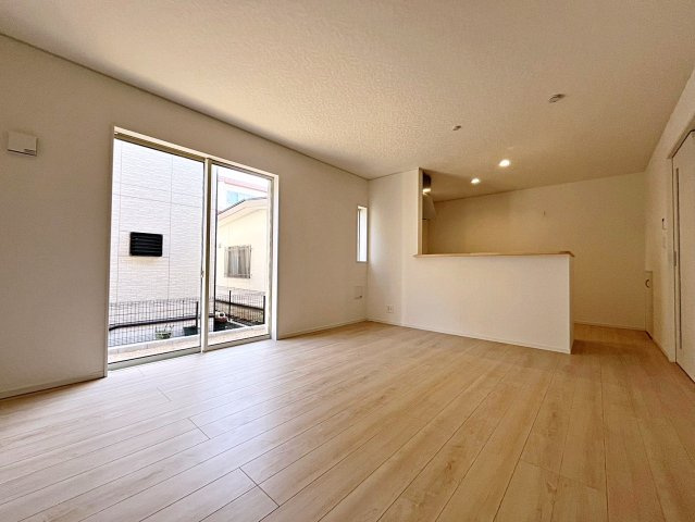 新築戸建・新築建売　福島市松木町第1　福島第二小・福島第二中の居間・リビング|LDKは15帖で南側の大きな窓から日差しが入り明るいリビングはご家族皆さんの憩いの場です！