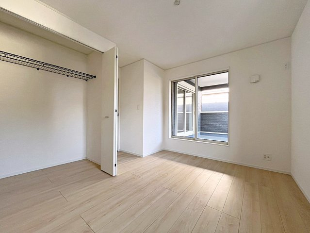 新築戸建・新築建売　福島市松木町第1　福島第二小・福島第二中の洋室|6.5帖の洋室はバルコニーに面しており大きな窓から日差しが入るので気持ちの良いプライベート空間です！