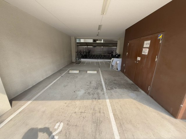 ラシュレエグゼ難波西の駐車場