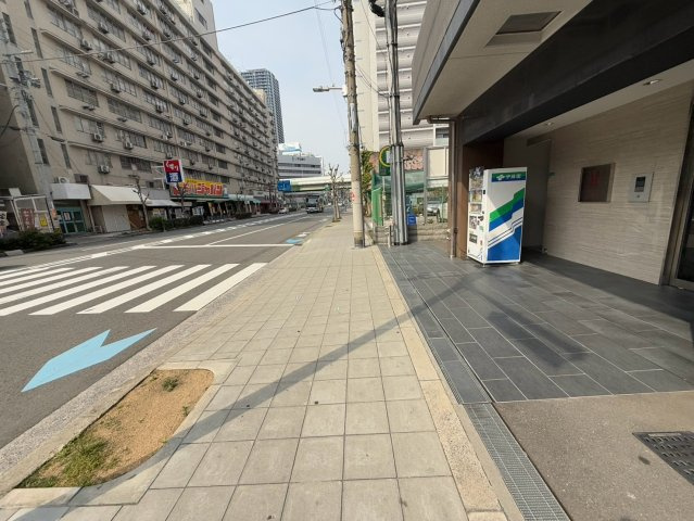 ラシュレエグゼ難波西の駐車場