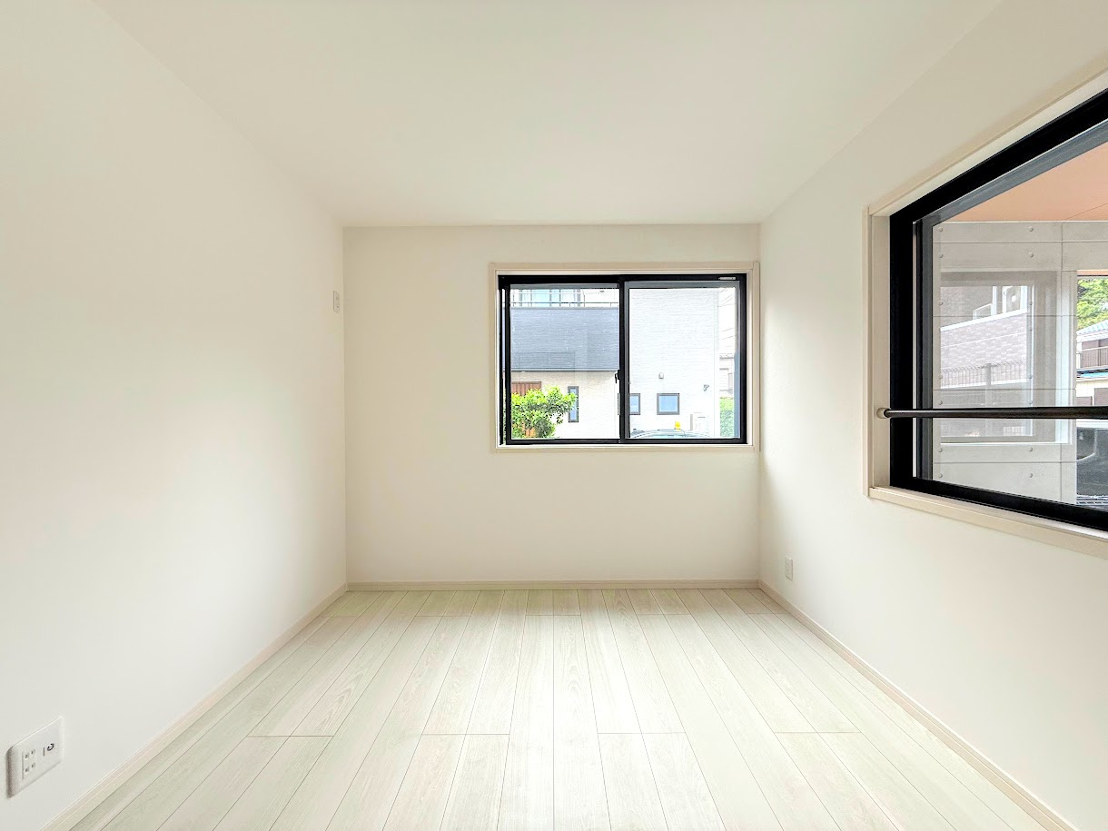 港南区芹が谷1丁目　新築戸建ての洋室|◆柔らかい陽光が差し込む明るいお部屋を演出する設計。彩光の取れる窓が気持ちの良いお部屋を創り上げます。