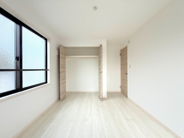 港南区芹が谷1丁目　新築戸建ての洋室|◆気持ちの良い風が室内へ入り込む居室。家具を配置しても広々ご利用いただけます！！