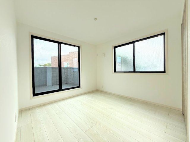 港南区芹が谷1丁目　新築戸建ての洋室|◆子どものスタディ空間として、あるいは書斎やホビールームとして生活スタイルに合わせて使えるプライベートルーム。居心地のいい落ち着いたインテリアが似合います。