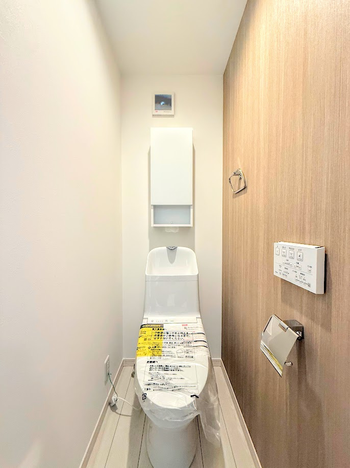 港南区芹が谷1丁目　新築戸建てのトイレ|◆清潔感のある白を基調とした落ち着ける空間。小窓をもうけていますので、こもりやすい空気の入れ替えも簡単に行えますね！