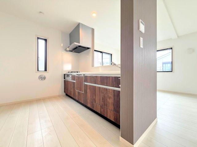 港南区芹が谷1丁目　新築戸建てのキッチン|◆キッチンからダイニングやリビングが見渡せるキッチン。料理をしながら家族とコミュニケーションをとれるだけでなく、大きな開放感も得られることができます。