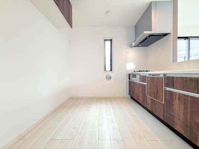 港南区芹が谷1丁目　新築戸建てのキッチン|◆デザイン性と機能性を兼ね備えたキッチンです。リビングスペースとの一体感が生まれ、広々空間を演出してくれます。