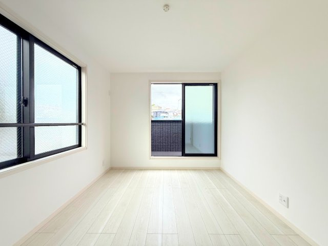 港南区芹が谷1丁目　新築戸建ての洋室|◆柔らかい陽光が差し込む明るいお部屋を演出する設計。彩光の取れる窓が気持ちの良いお部屋を創り上げます。