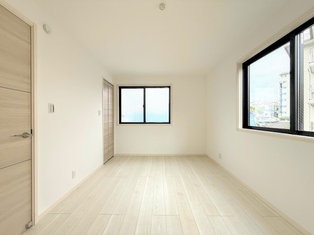 港南区芹が谷1丁目　新築戸建ての洋室|◆室内はいつも明るい印象なので気持ちの良い朝を迎えられます。各部屋にはクローゼットを完備しており、収納が多いお家はすっきりして快適空間です。