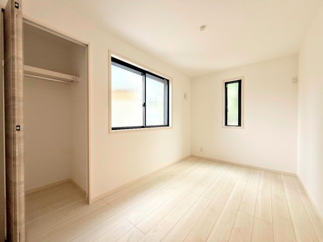 港南区芹が谷1丁目　新築戸建ての洋室|◆子どものスタディ空間として、あるいは書斎やホビールームとして生活スタイルに合わせて使えるプライベートルーム。居心地のいい落ち着いたインテリアが似合います。