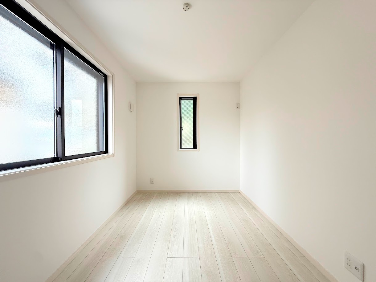 港南区芹が谷1丁目　新築戸建ての洋室|◆感性を育むプライベートルームはシンプルでスマートな空間。好みの空間で読書をしたり、音楽を聞いたりと一人の時間も充実したものにできます。