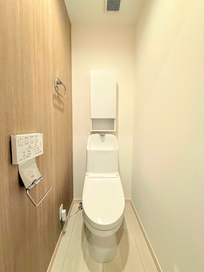 港南区芹が谷1丁目　新築戸建てのトイレ|◆清潔感のある白を基調とした落ち着ける空間。小窓をもうけていますので、こもりやすい空気の入れ替えも簡単に行えますね！