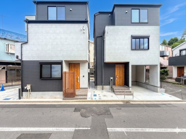 港南区芹が谷1丁目　新築戸建ての外観|◆一戸建てを中心とした街並みが整然と続き、周辺は高い建物が建っていないので、緑の多い閑静な趣を感じる環境です。街並みや周辺環境も重要なポイントです！！(家具はイメージです)