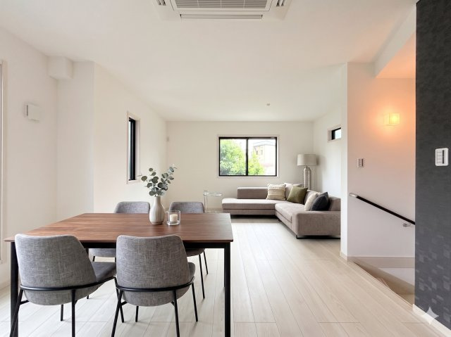 港南区芹が谷1丁目　新築戸建ての居間・リビング|◆リビングは一日中太陽の光が射し込みます。家族が集まる空間は、自然と笑顔が溢れます！